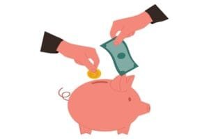 Deux mains déposant une pièce et un billet dans une tirelire rose.