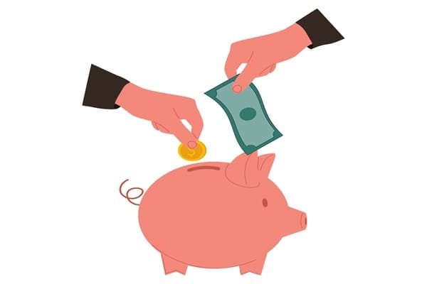 Deux mains déposant une pièce et un billet dans une tirelire rose.