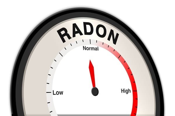 Un détecteur de radon dont l'aiguille indique la plage « Normale ».