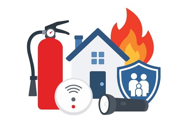 Un extincteur, un détecteur de fumée, une lampe de poche, ainsi qu'une maison avec une icône représentant un incendie et un blason familial.